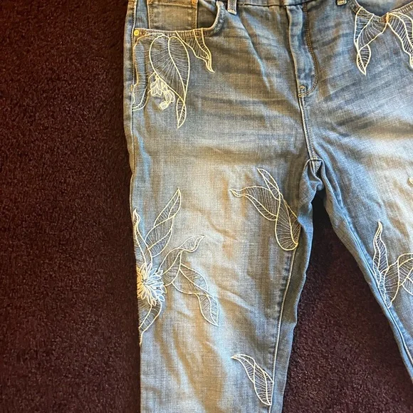 Chicos Embroidered Blue Jeans size 0.5 - Picture 2 of 7